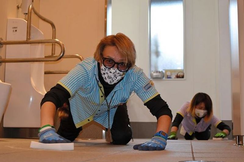 ông oji lau sàn nhà vệ sinh