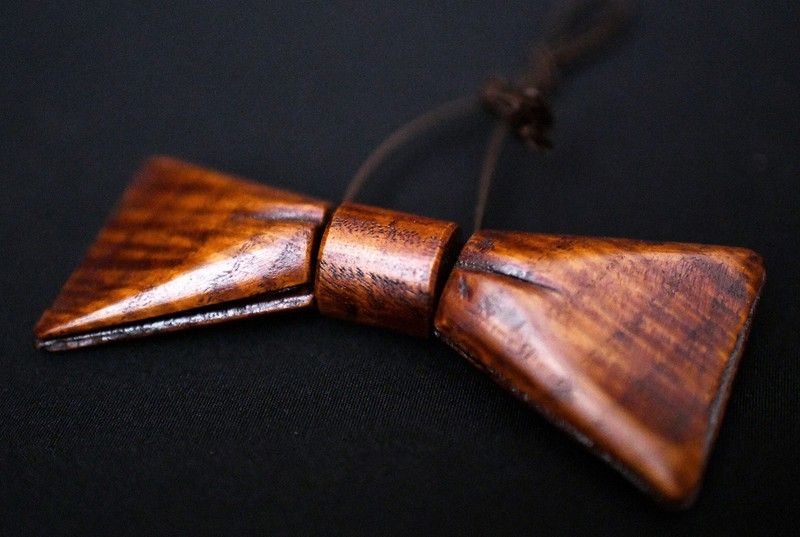 Nơ cổ bằng gỗ được chế tác bằng kỹ thuật ghép gỗ Edo Sashimono