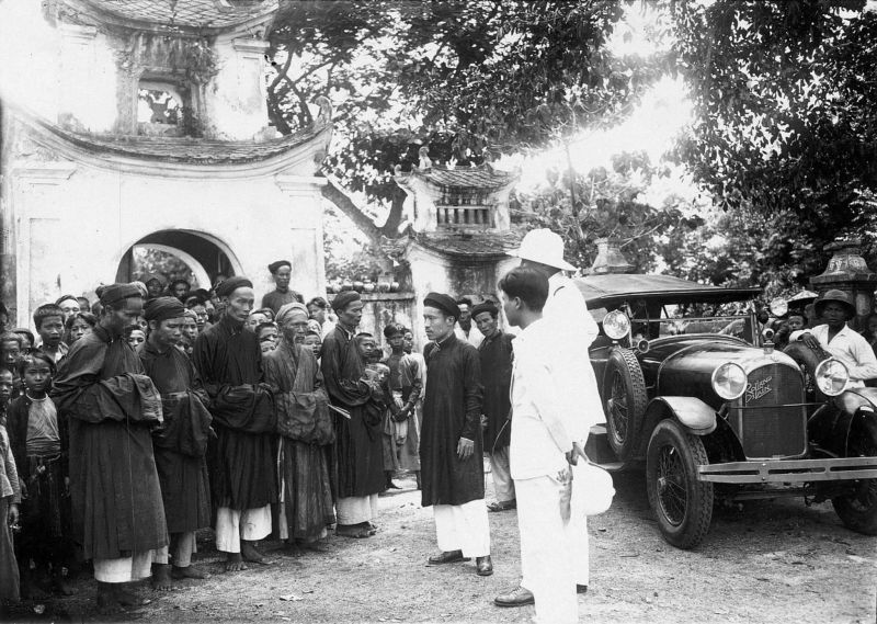 フランス人医師が現地関係者にワクチンの手順や目的を説明する様子 ⓒ urbanistvietnam フランス人医師が現地関係者にワクチンの手順や目的を説明する様子 ⓒ urbanistvietnam