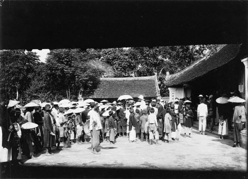 1929~1930年、ベトナム北部の村で予防接種を受ける市民たち ⓒ urbanistvietnam 1929~1930年、ベトナム北部の村で予防接種を受ける市民たち ⓒ urbanistvietnam