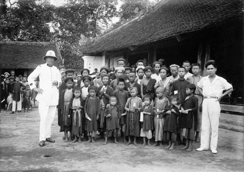 予防接種証明書を手に写真撮影する村人たち ⓒ urbanistvietnam 予防接種証明書を手に写真撮影する村人たち ⓒ urbanistvietnam