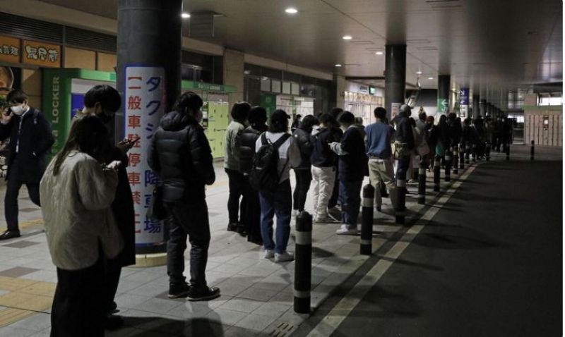 xếp hàng chờ taxi