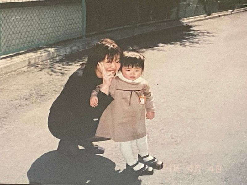 kiku nakazawa năm 2 tuổi chụp cùng mẹ