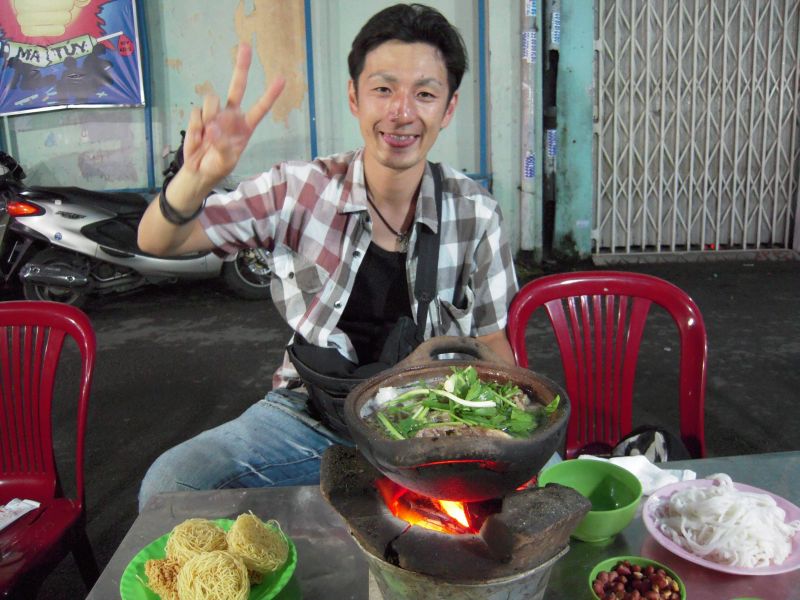 manabu thưởng thức món ăn việt nam