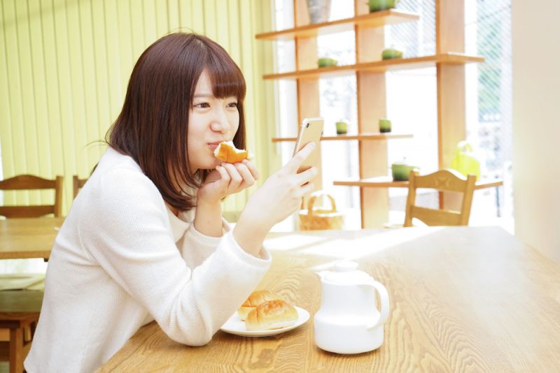 những cô gái trẻ giả văn phong của người đàn ông trung niên những cô gái trẻ giả văn phong của người đàn ông trung niên