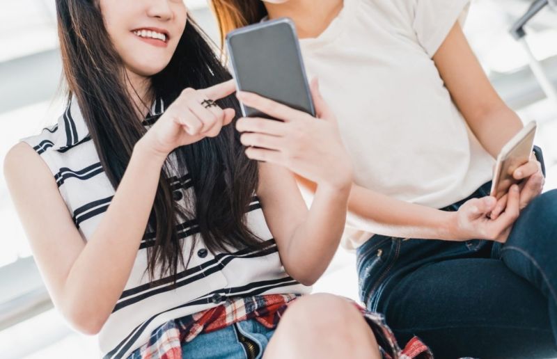 những cô gái trẻ nhắn tin những cô gái trẻ nhắn tin