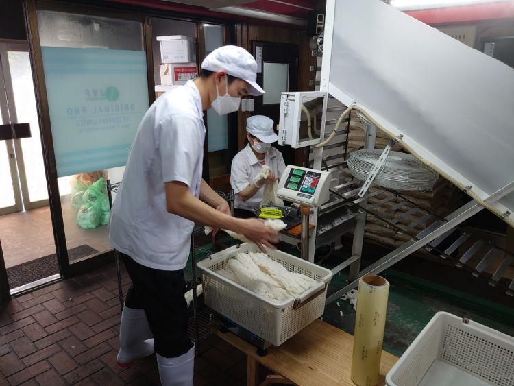 Công đoạn đưa bánh vô rổ bảo quản trước khi đóng gói Công đoạn đưa bánh vô rổ bảo quản trước khi đóng gói