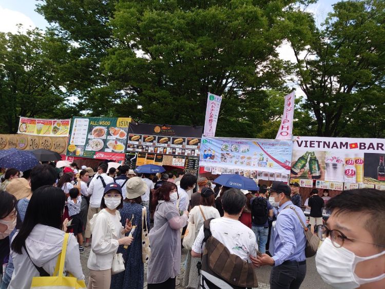 Khách xếp hàng mua phở của JVF tại Festival VN vừa rồi Khách xếp hàng mua phở của JVF tại Festival VN vừa rồi