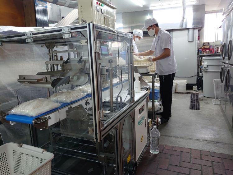 Nhân viên đang đóng gói phở Nhân viên đang đóng gói phở