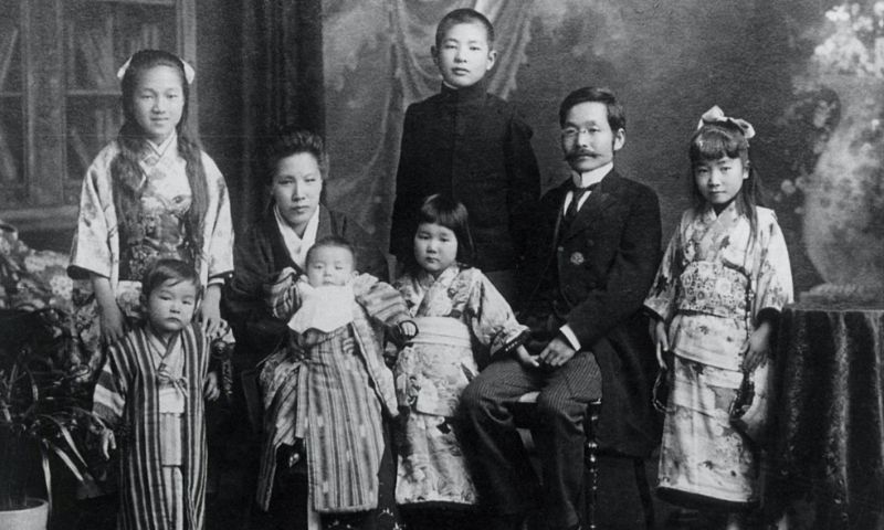 Kikunae Ikeda cùng vợ và các con