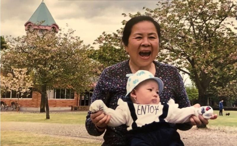 日本で16年間働くグェットさんとお孫さん ⓒ Tuoi Tre 日本で16年間働くグェットさんとお孫さん ⓒ Tuoi Tre