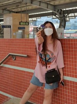 クレジットカード限度額まで買い物をするホアン・ヴィーさん ⓒ Zing News クレジットカード限度額まで買い物をするホアン・ヴィーさん ⓒ Zing News