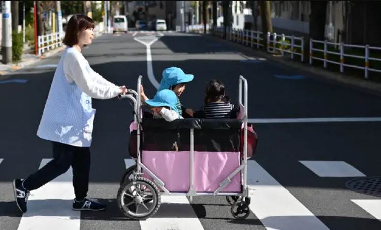 đưa con từ nhà trẻ về nhà