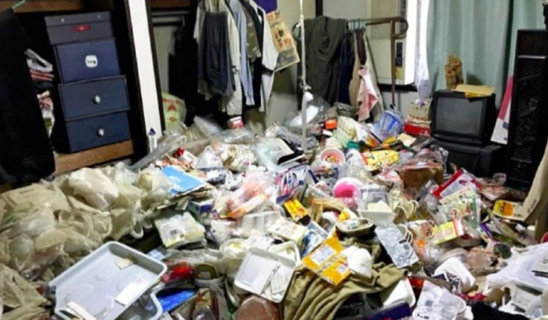 căn nhà ngập trong rác