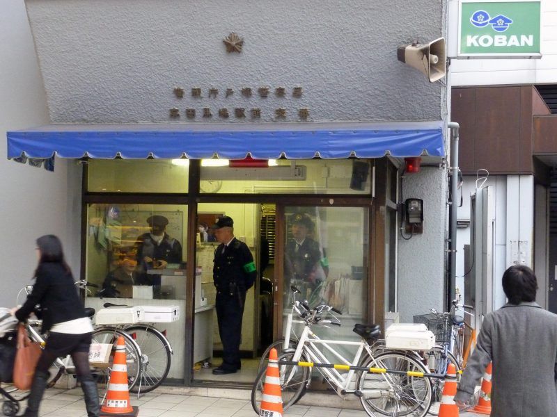 đồn cảnh sát nằm trong khu dân cư để bảo vệ người dân