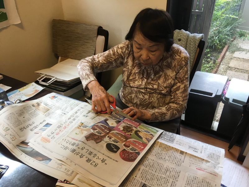 cụ bà xé giấy thành tranh cụ bà xé giấy thành tranh