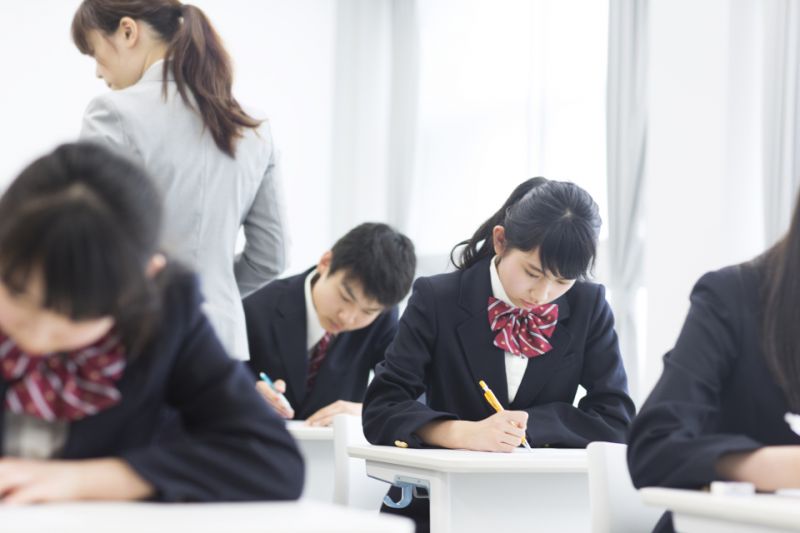 học sinh Nhật làm bài thi 