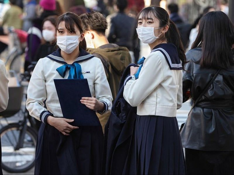 nữ sinh đeo khẩu trang