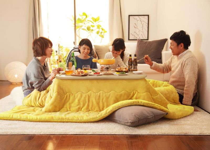 gia đình quây quần bên kotatsu