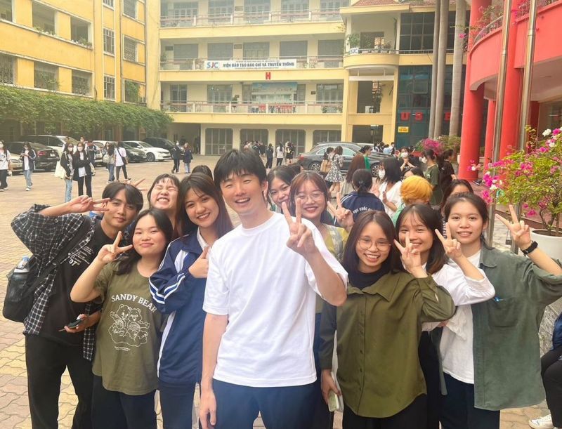 Take Sơn giao lưu cùng các bạn sinh viên