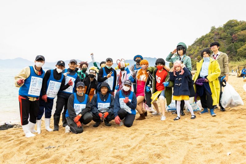 tình nguyện viên dọn rác