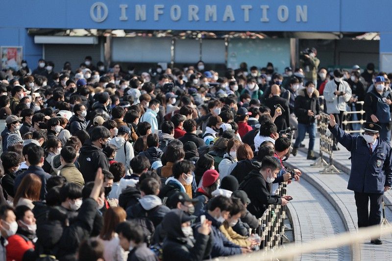 日本の武士の土産物店の外に並ぶ大勢の人々