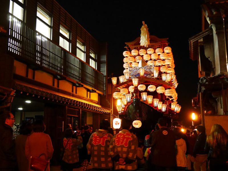 xe diễu hành trong lễ hội inuyama về đêm