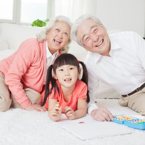 Nhiều doanh nghiệp Nhật cho nhân viên nghỉ phép để chăm cháu