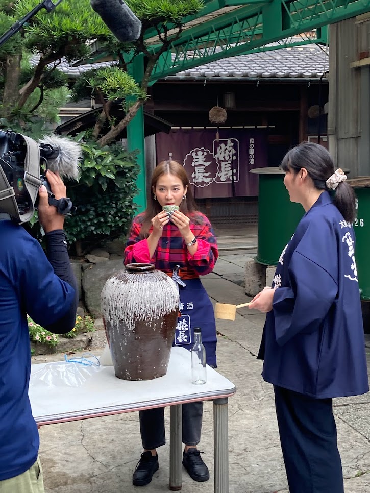 Khả Ngân nếm thử rượu sake ở xưởng Ueda nem-thu-ruou-sake