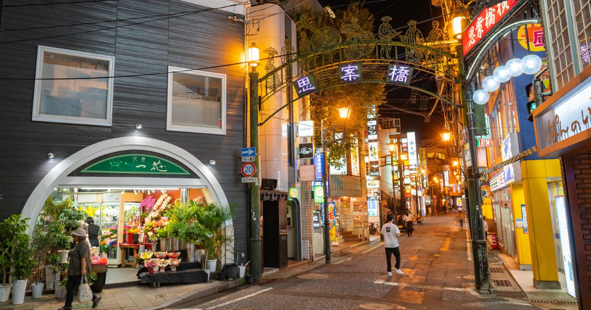 Lối vào Shianbashi ở khu phố Motoshikkui loi-vao-shianbashi-o-khu-pho-motoshikkui