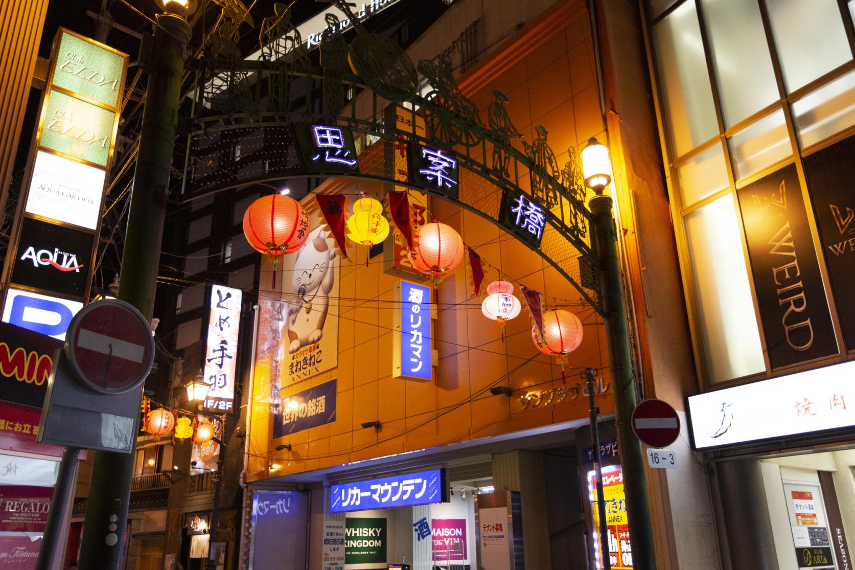 Con phố lấp lánh ánh đèn neon vào buổi đêm con-pho-lap-lanh-anh-den-neon-vao-buoi-dem