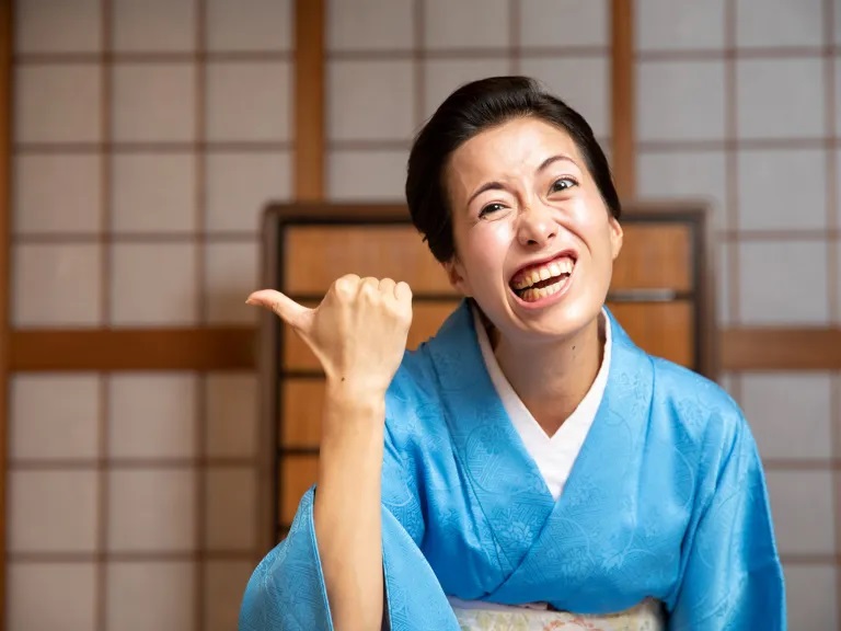 Cô Rie Ohnishi, nhân vật xuất hiện trên nhãn dán co-rie-ohnishi