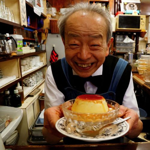 Quán pudding nổi tiếng vì kỹ thuật lấy bánh đặc biệt của đầu bếp 80 tuổi