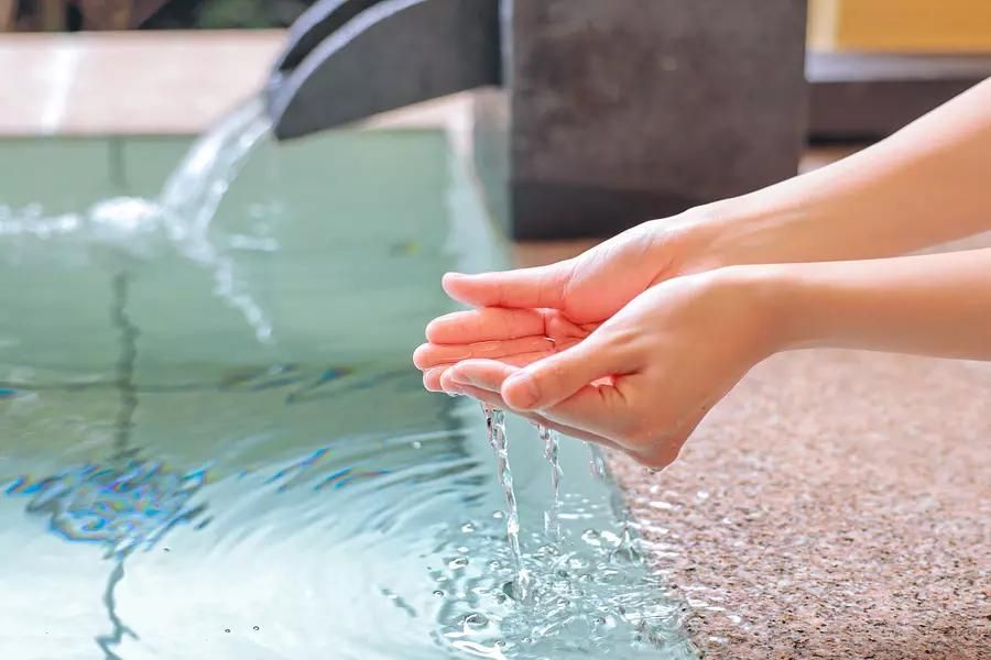 khoáng chất trong nguồn nước onsen có tác dụng làm đẹp da tac-dung-duong-da