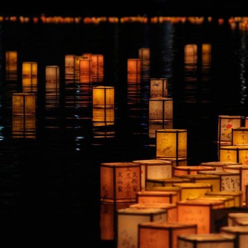 Toro Nagashi: Lễ thả đèn tưởng nhớ người đã khuất