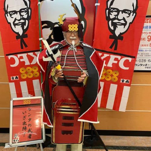 Tượng Đại tá Sanders đồng loạt mặc trang phục samurai để mừng Tết Thiếu nhi