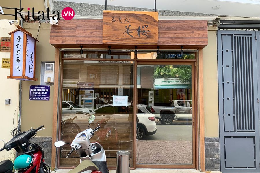 Mio soba nhìn từ bên ngoài mat-tien