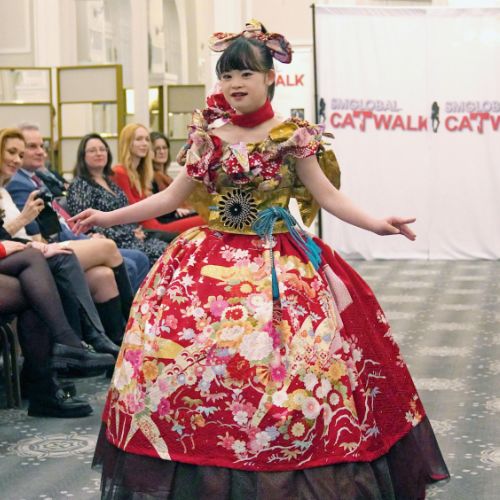 Cô gái Nhật mắc hội chứng Down sải bước trên sàn diễn ở Paris