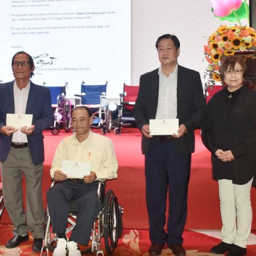 Quỹ của phu nhân cố Thủ tướng Nhật Bản Abe Shinzo tặng xe lăn cho người khuyết tật Đà Nẵng
