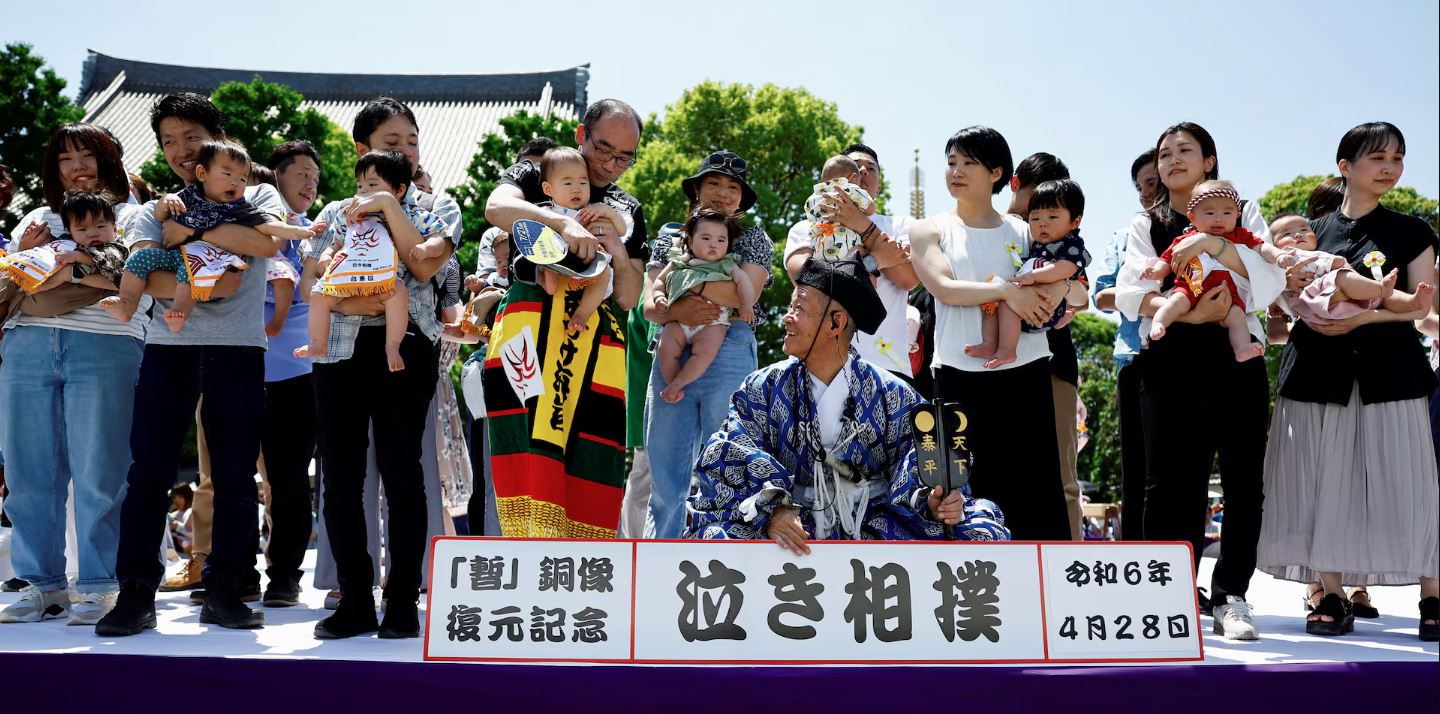 Lễ hội Nakizumo: Em bé khóc càng to thì càng khỏe mạnh
