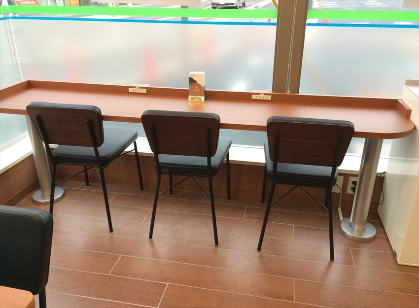 khu-vuc-an-uong-tai-cho-cua-cac-cua-hang-family-mart