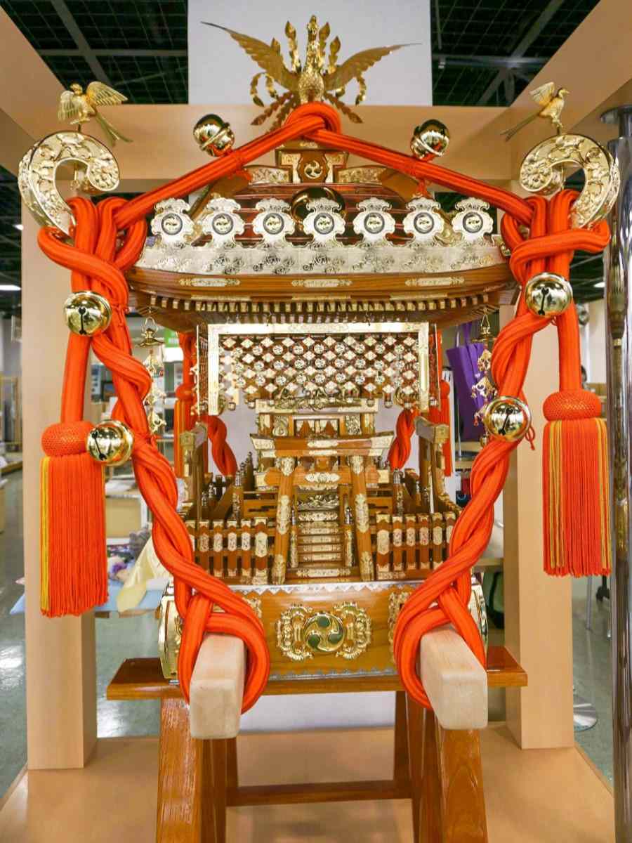 Một chiếc kiệu lễ hội được làm ở nhà tù Toyama kieu-le-hoi