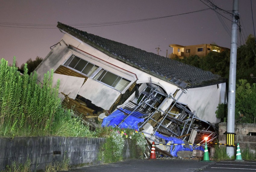 một ngôi nhà bị sập ở Osaki, Tỉnh Kagoshima, sau trận động đất mạnh 7,1 độ richter ngoi-nha-bi-sap