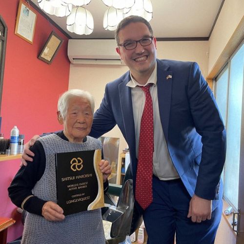 Cụ bà người Nhật được công nhận là thợ cắt tóc lớn tuổi nhất thế giới