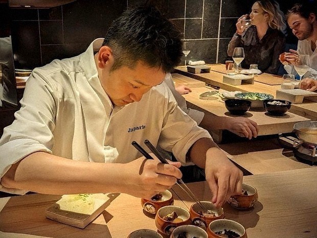 Đầu bếp sushi Akifumi Hara đang làm việc tại một nhà ở Paris dau-bep-akifumi-hara