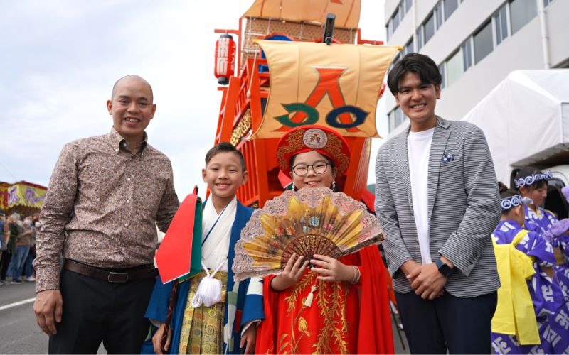Đầu bếp Nguyễn Bá Phước và MC Karasuyama tham dự lễ hội Nagasaki Kunchi dau-bep-nguyen-ba-phuoc-va-mc-karasuyama