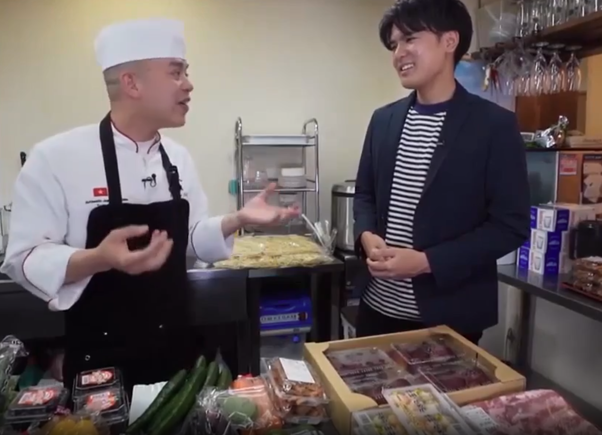 Đầu bếp Nguyễn Bá Phước sử dụng các nguyên liệu từ khắp tỉnh Nagasaki để chế biến món mì Quảng che-bien-mi-quang
