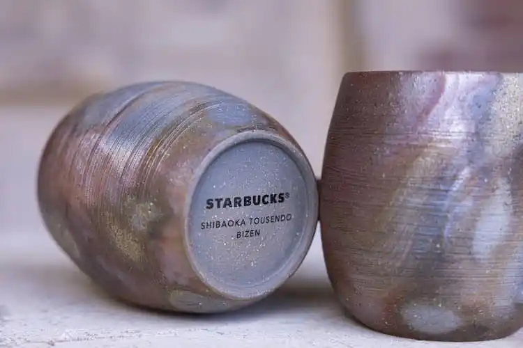 Chiếc cốc mang vẻ đẹp mộc mạc của gốm Bizen với hiệu ứng hỏa biến Sangiri shibaoka-tousendo