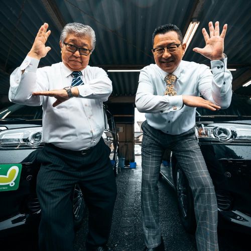 Ông chú nhảy múa để “chiêu mộ” nhân viên