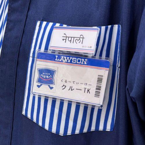 Nhân viên Lawson đeo huy hiệu ngôn ngữ, sẵn sàng hỗ trợ khách nước ngoài